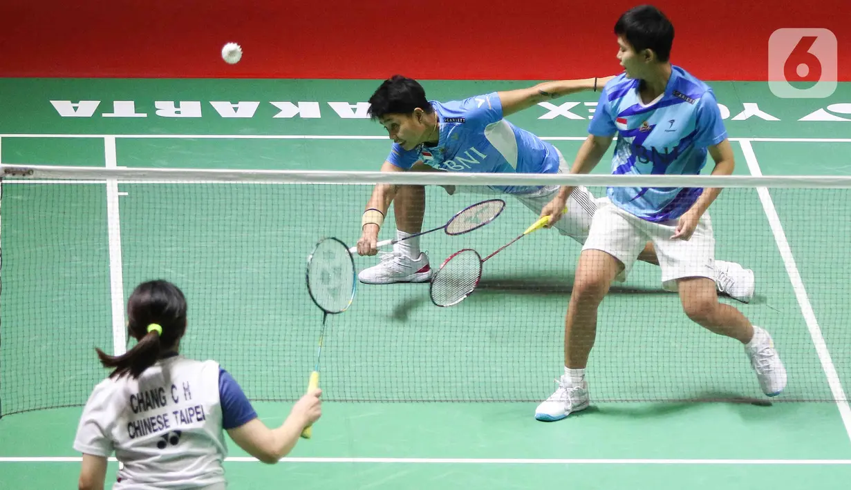 Ganda putri bulu tangkis Indonesia Apriyani Rahayu/Siti Fadia Silva Ramadhanti saat bertanding melawan pebulu tangkis China Taipei Chang Ching Hui/Yang Ching Tun pada babak pertama atau 32 besar Indonesia Masters 2023 di Istora Senayan, Jakarta, Rabu (25/1/2023).  Apri/Fadia berjaya atas wakil China Taipei dengan dua game langsung, 21-14, 21-9. (Liputan6.com/Herman Zakharia)