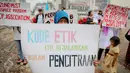 Buruh membentangkan poster saat menggelar unjuk rasa di Bundaran HI, Jakarta, Kamis (20/8/2015). Dalam aksinya mereka menuntut Panarub Dwikarya, buyer Adidas dan Mizuno menyelesaikan kasus PHK massal terhadap 1.300 pekerja. (Liputan6.com/Faizal Fanani)