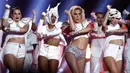 Lady Gaga tampil enerjik dan provokatif dalam half time show pada Super Bowl 51 antara New England Patriots vs Atalanta Falcons pada Senin (6/2/2017) waktu Indonesia. (EPA / Larry W)
