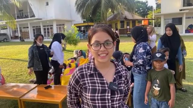Tuai Pujian, Ini 6 Potret Putri DA Bantu Jualan Makanan saat Pulang Kampung