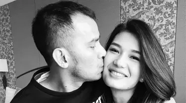 Judika Nalon Abadi Sihotang atau akrab disapa Judika menikah dengan Duma Riris pada 31 Agustus 2013 setelah berpacaran selama lima setengah tahun tanpa restu orang tua Duma. (Liputan6.com/IG/@duma_riris)