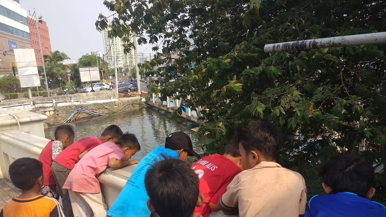 Anak-anak berkerumun di sekitar lokasi sarang buaya (Liputan6.com/Delvira)