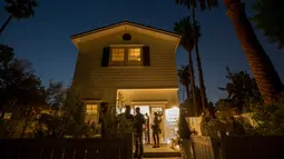 Suasana peresmian Privee Social Club di Venesia, Los Angeles, California, AS, (23/3). Tempat ini adalah sebuah klub para pengguna ganja eksklusif yang diluncurkan pada 23 Maret 2017. (AFP Photo / David Mcnew)