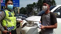 Satlantas Polres Bogor menghentikan mobil Suzuki APV putih di Simpang Gadog menuju Puncak. (Foto: Achmad Sudarno/Liputan6.com).