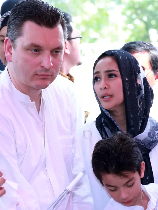 Suasana pemakaman ibu dari Maudy Koesnaedi (Wimbarsana/bintang.com)