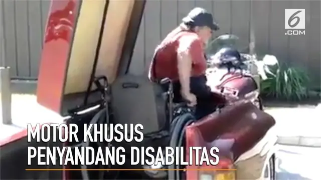 Seorang penyandang disabilitas merakit motor besar yang disesuaikan dengan kondisi keterbatasannya.