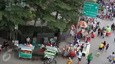 Pedagang kaki lima (PKL) menjajakan barang dagangannya di kawasan car free day, Jakarta, Minggu (14/5). Meskipun telah dilarang, namun kurangnya pengawasan menyebabkan banyak PKL yang kembali berjualan di kawasan tersebut. (Liputan6.com/Immanuel Antonius)