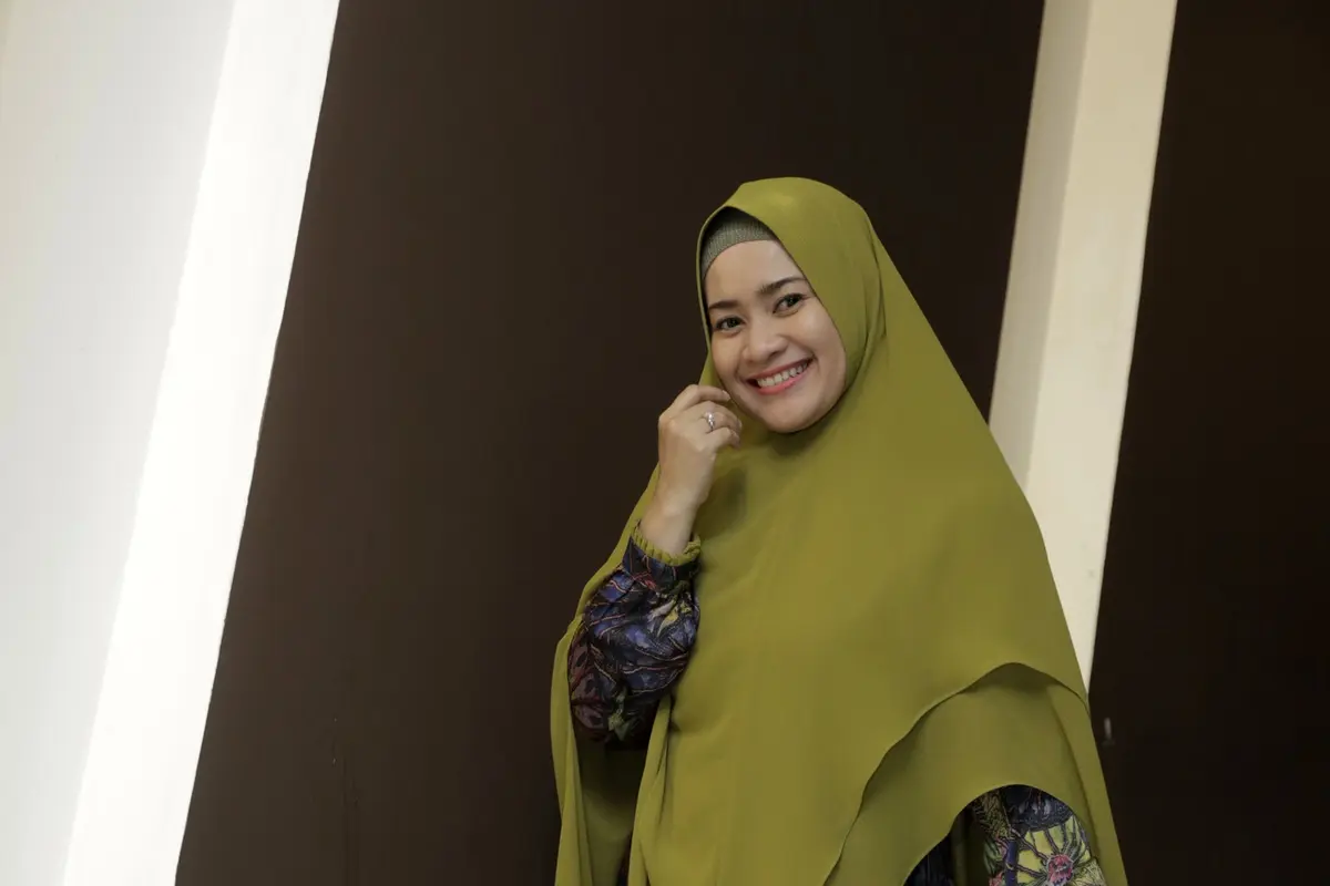 Gaya Anggun Ikke Nurjanah Saat Memakai Hijab Syar'i