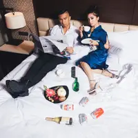 Pasangan selebriti yang melakukan pemotretan. (Instagram/Nikita Willy)