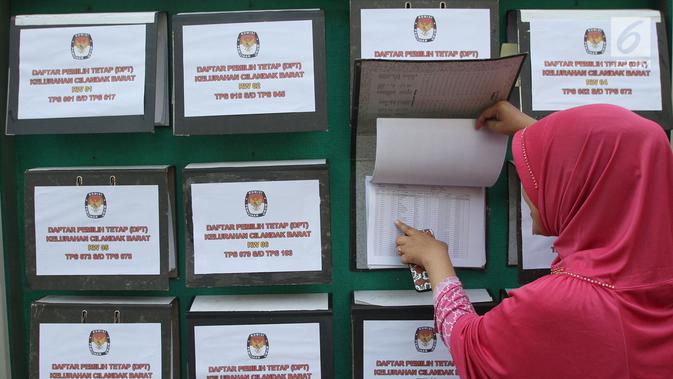 Warga melakukan pengecekan namanya sebagai pemilih tetap Pemilu 2019 di Kelurahan Cilandak Barat, Jakarta, Rabu (17/10). KPU DKI Jakarta membuka 267 posko sebagai tempat pengecekan hak pilih DPT Pemilu 2019 di setiap kelurahan. (Merdeka.com/Arie Basuki)