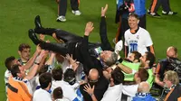 Para pemain Madrid meluapkan kegembiraan mereka dengan mengangkat Pelatih Carlo Ancelotti ke udara di Estadio da Luz, Lisbon, Portugal, Minggu (25/5/2014) dinihari WIB (AFP PHOTO/FRANCISCO LEONG)