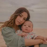 Potret gaya Nikita Willy saat momong baby Izz, tampil stylish dan modis. (Sumber: Instagram/nikitawillyofficial94)