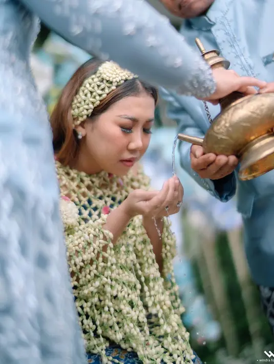 Kiky Saputri di momen pengajian dan siraman jelang pernikahan. (Sumber: Instagram/windrafotografi)