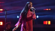 Claudia Emmanuela Santoso yang membawakan lagu 'Never Enough' yang merupakan soundtrack film The Greatest Showman ini mampu membuat keempat coaches berputar dan standing ovation. (Liputan6.com/IG/@audi_emmanuela)