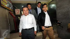 Komisioner KY Taufiqurrohman Syahuri (kiri) usai diperiksa Subdit II Bareskrim, Jakarta, Senin (28/9/2015). Taufiqurrohman diperiksa sebagai tersangka dalam kasus dugaan pencemaran nama baik hakim Sarpin Rizaldi. (Liputan6.com/Helmi Afandi)