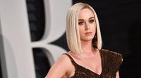Kesedihan tampak sedang menggelayuti kehidupan Katy Perry yang baru saja putus dengan kekasihnya, Orlando Bloom. Kesedihan dan keterpurukan terlihat dari sikap Katy yang memangkas rambutnya sampai bondol. (AFP/Bintang.com)