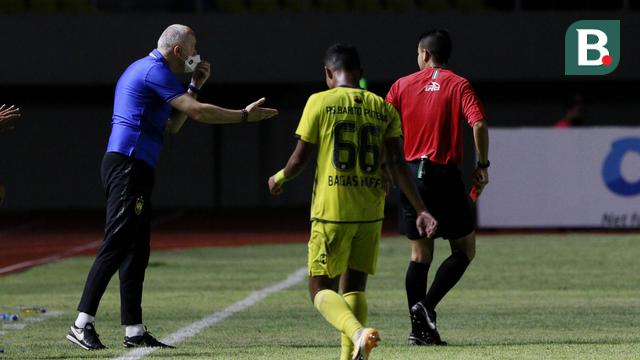 FOTO: Melihat Aksi Thoriq Alkatiri, Wasit Tegas yang Tak Ragu Kartu Merah Pelatih PSIS Semarang