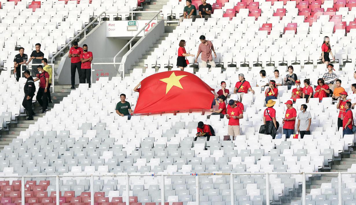 Suporter tim Vietnam saat menyaksikan laga timnas Indonesia melawan Vietnam pada semifinal leg pertama Piala AFF 2022 di Stadion Utama Gelora Bung Karno, Jakarta, Jumat (6/1/2023). Indonesia akan melakoni laga tandang semifinal Piala AFF 2022 melawan Vietnam pada Senin (9/1). (Liputan6.com/Helmi Fithriansyah)