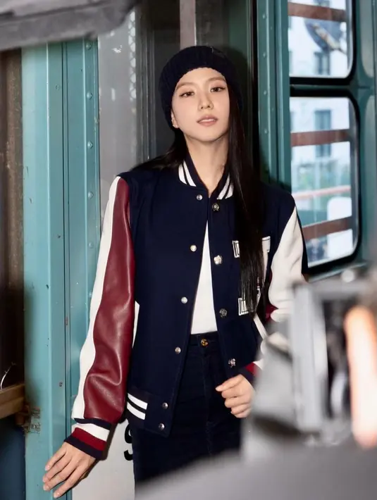 Jisoo BLACKPINK kenakan tanktop putih berlapis Crest Back Logo Varsity Jacket seharga Rp11,7jutaan [@sooyaaa__]