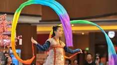 Seorang peserta mengambil bagian dalam peragaan busana "hanfu", pakaian tradisional khas China di kota Shenyang, China timur laut pada Minggu (15/9/2019). Hanfu sendiri sebenarnya adalah baju tradisional Cina yang digunakan etnis Han China. (Photo by STR / AFP)