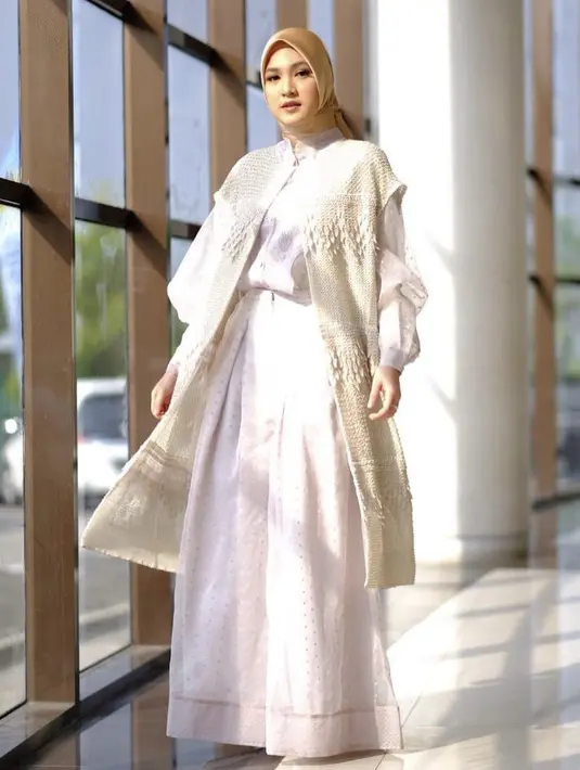 Syifa juga tampil dengan luaran sleeveless cokelat dipadukan kemeja lengan panjang dan rok panjang warna pink serta kerudung warna keemasan. Credit: Instagram (@cutsyifaa)