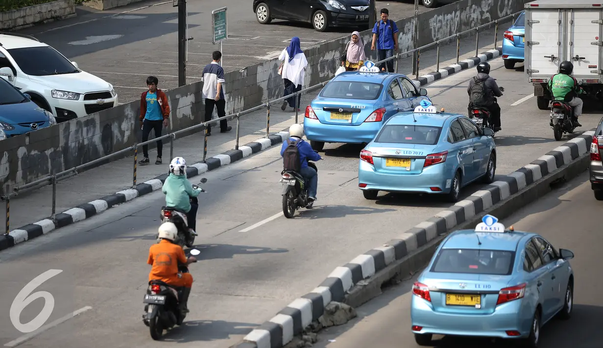 Sejumlah pejalan kaki melintas di trotoar dikawasan Sudirman, Jakarta, Senin (18/4). Gubernur Basuki T Purnama berencana memperlebar trotoar sampai 9,5 meter agar mempermudah orang berjalan kaki usai naik kereta atau bus. (Liputan6.com/Faizal Fanani)