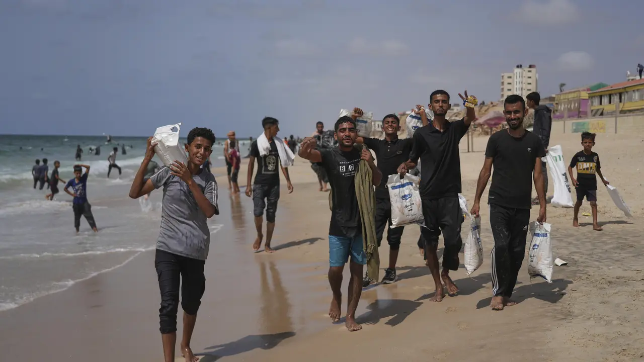 Bantuan Kemanusiaan untuk Warga Gaza Mendarat di Laut