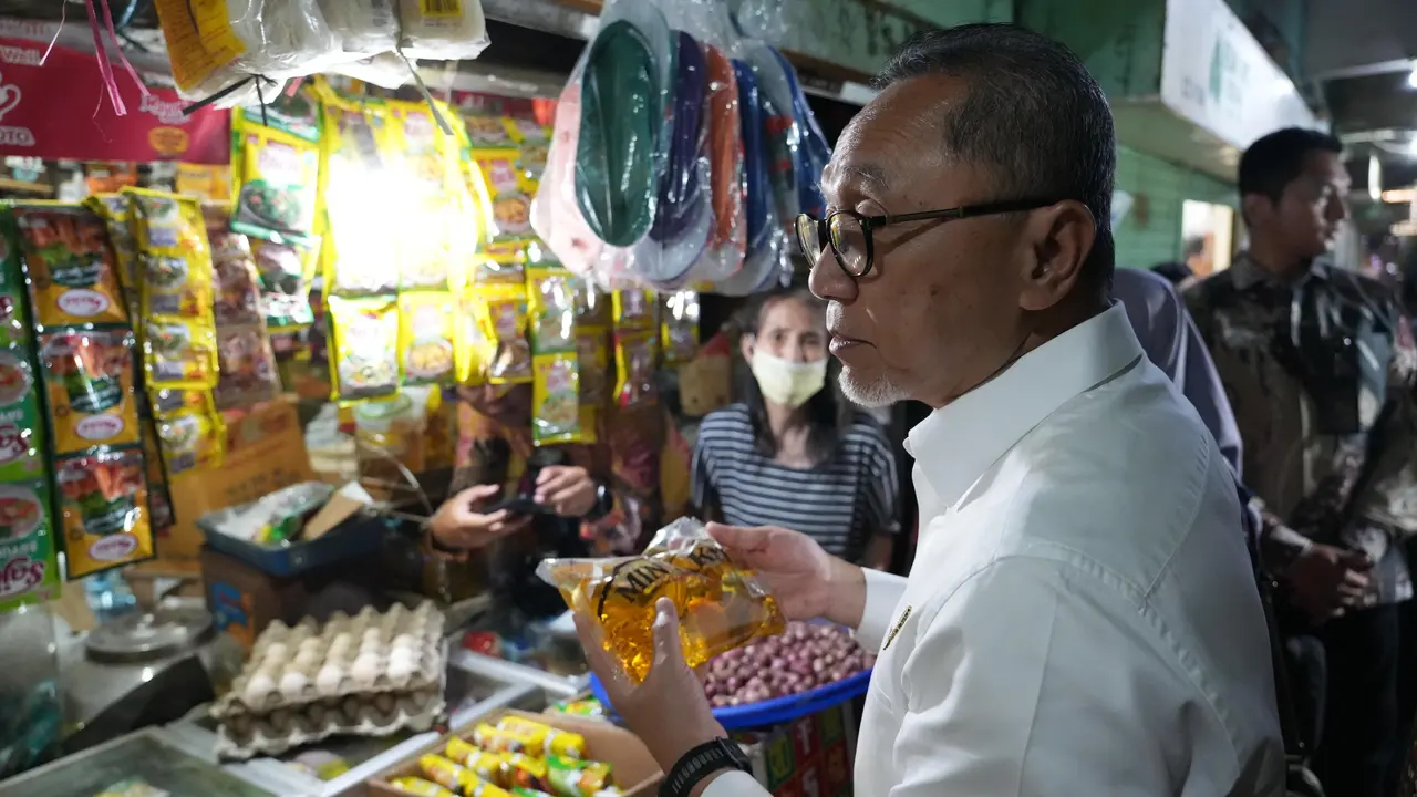 Sidak Harga dan Stok MinyaKita di Pasar Genteng, Zulhas Pastikan Oknum Curang Diproses Hukum!