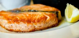 Metode memasak dengan oven dapat membantu menjaga tekstur ikan agar tetap lembut tanpa perlu banyak proses (Sumber: Pexels.com)