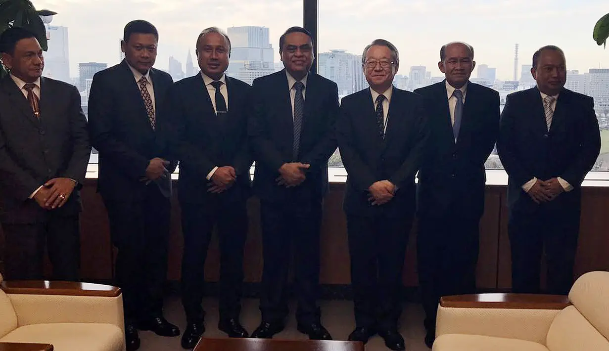 Wakapolri Komjen Syafruddin foto bersama dengan Commissioner General National Police Agency Japan (NPA) Mr. Masayoshi Sakaguchi saat melakukan kunjungan kerja di Tokyo, Jepang, (7/12). (Dok Polri)