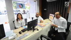 Menaker Hanif Dhakiri meninjau layanan saat pembukaan posko pengaduan tunjangan hari raya (THR) di Kementerian Ketenagakerjaan, Jakarta, Senin (20/5/2019). Posko yang dibuka hingga 10 Juni 2019 ini untuk menampung laporan bagi masyarakat yang memiliki masalah terkait THR. (Liputan6.com/Angga Yuniar)