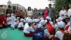 Presiden Jokowi (batik biru) saat berdongeng pada acara puncak Peringatan Hari Anak Nasional di Istana Bogor, Jawa Barat, Selasa (11/8/2015). Acara ini dihadiri oleh ratusan anak-anak dari berbagai daerah di Indonesia. (Liputan6.com/Faizal Fanani)