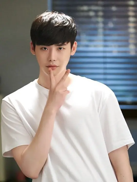 Jika Lee Jong Suk menerima tawaran YNK Entertainment maka ia akan jadi rekan Stephanie Lee yang merupakan mantan artis YG Entertainment. (Foto: instagram.com/jongsuk0206)