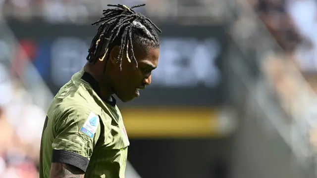 Foto: Kesalnya Rafael Leao saat Ditarik Lebih Awal ketika Laga AC Milan Melawan Lazio di Liga Italia 2022/2023