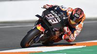 Pembalap Repsol Honda, Marc Marquez saat menjalani tes pramusim MotoGP 2019 di Sirkuit Ricardo Tormo, Valencia. (Twitter/Repsol Honda)