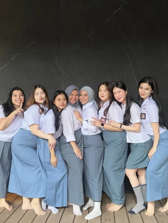 Dalam unggahannya, Felicya menuliskan bahwa tahun ini tema bukber mereka adalah seragam SMA. Ia bahkan berkelakar membayangkan tema apa yang akan mereka usung tahun depan. Momen ini menunjukkan betapa akrabnya Felicya dengan sahabat-sahabat masa remajanya. (Liputan6.com/IG/@felicyangelista_)