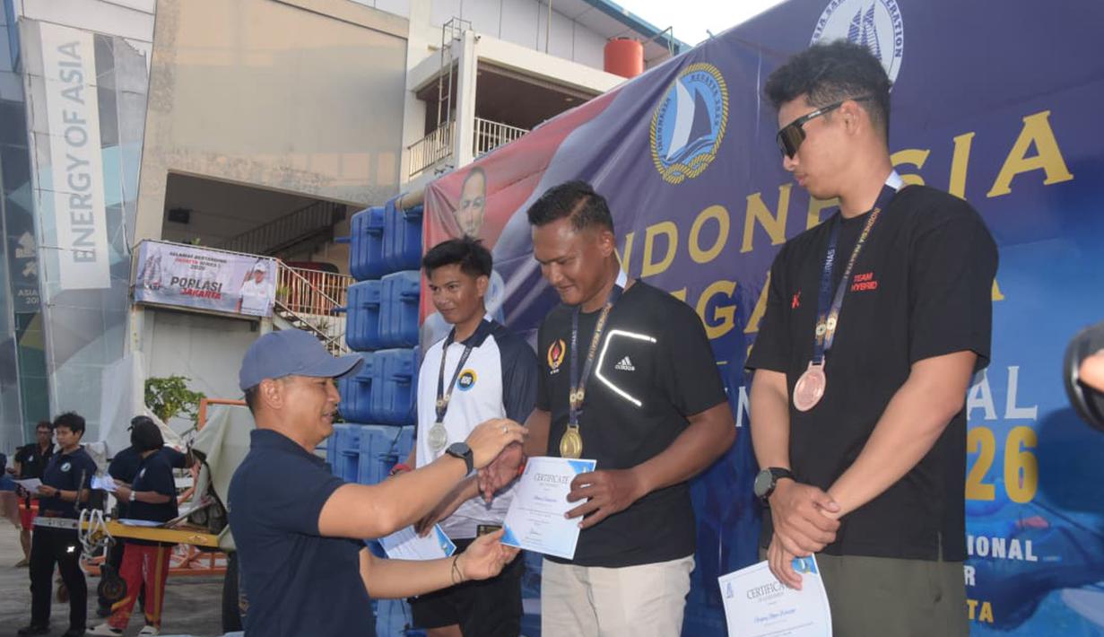 Selain menjadi arena persaingan, kejuaraan ini juga dinilai memperkuat ekosistem olahraga layar nasional. Semangat persaudaraan antar-atlet terlihat sepanjang turnamen berlangsung. (Dok. Dispen AL)