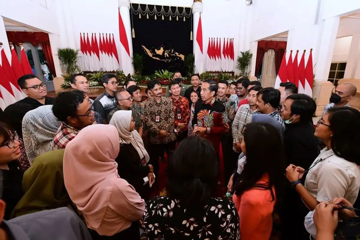 Jokowi Kenakan Batik Madura Jadi Sorotan Saat Makan Bareng Wartawan