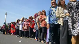 Warga mengantre di kawasan Silang Monas, untuk mengikuti Open House Jokowi di Istana Kepresidenan, Jakarta Rabu (5/6/2019). Antrean warga sejak pagi hari terlihat mengular hingga lebih dari 20 meter di pintu sebelah barat Monas. (Liputan6.com/HO/Grandy)