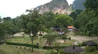 Di atas tebing Batu Lawang, pengelola menyiapkan tempat untuk berswafoto. Foto: (Panji Prayitno/Liputan6.com)