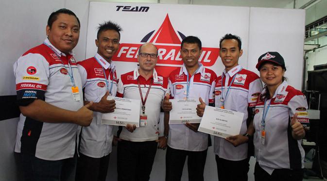 GM Marketing Federal Oil, Hamonangan Nainggolan (Kiri), Carlo Merlini Marketing & Commerical Director Gresini Racing (Tengah), dan Retail Branding Head Federal Oil, Monika berfoto bersama tiga mekanik Federal Oil.