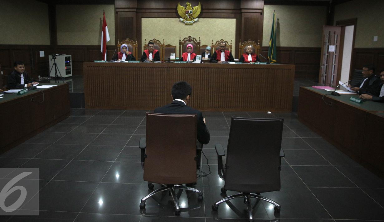 Abdul Khoir didakwa melakukan suap kepada 4 anggota DPR dan 1 pejabat Kementerian PUPR dengan total sekitar Rp38,51 miliar agar mendapatkan program dari dana aspirasi di Maluku dan Maluku Utara. Jakarta, Senin (4/4). (Liputan6.com/Faizal Fanani)