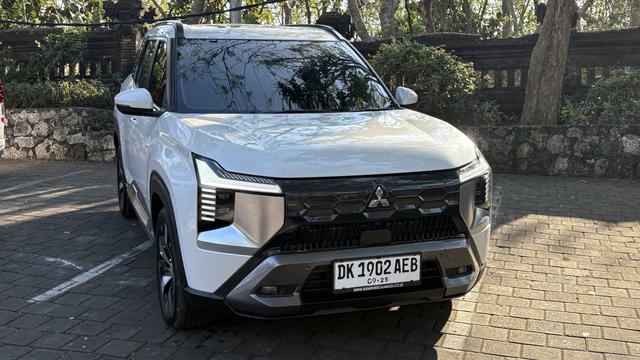 Mobil Destinator warna putih dengan fitur canggih cocok untuk perempuan. [Anisha/Fimela]