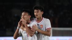 Usaha Indonesia untuk mempertahankan gelar AFF U-16 pupus setelah Timnas Indonesia U-16 kalah 3-5 dari Australia pada laga semifinal Piala AFF U-16 2024 di Stadion Manahan, Solo, Senin (1/7/2024) malam WIB. Tim asuhan Nova Arianto sebenarnya sempat unggul terlebih dahulu saat laga baru berjalan empat menit lewat gol tandukan kepala Zahaby Gholy. Petaka bagi tuan rumah datang saat Raihan Apriansyah diusir wasit pada menit ke-28 akibat akumulasi dua kartu kuning yang akhirnya amat menentukan hasil akhir laga. (Bola.com/Abdul Aziz)