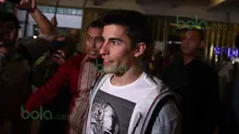 Pebalap MotoGP dari tim Repsol Honda, Marc Marquez, saat tiba di Bandara Soekarno-Hatta, Tangerang, Jumat (12/2/2016). (Bola.com/Nicklas Hanoatubun)
