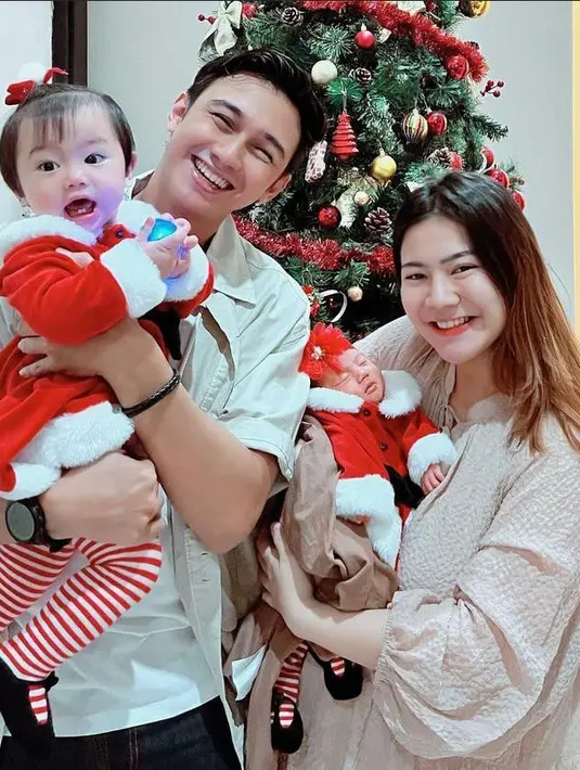 Desember 2022 ini, Felicya Angelista resmi menyandang status sebagai ibu dari dua anak. Di momen Natal ini pun Felicya bersama Caesar Hito kompak kenakan busana nuansa putih. Sementara dua buah hatinya tampil dalam balutan kostum santa claus. @felicyaangelista_.