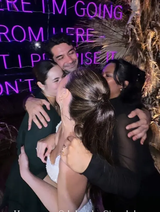 Berpelukan dengan para sahabat artisnya, BCL tampak mengenakan anting-anting silver yang disesuaikan dengan dressnya.  [@tarabasro]