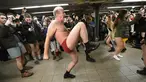 Peserta berjoged saat berpartisipasi dalam "No Pants Subway Ride" di atas platform kereta bawah tanah New York City, USA (10/1//2016). Acara ini dimulai pada tahun 2002 dengan peserta hanya tujuh orang. (AFP PHOTO/TIMOTHY A. Clary)