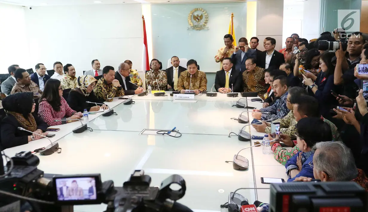 Ketum Partai Golkar Airlangga Hartarto (tengah) bersama Bambang Soesatyo (kiri) dan sekjen Golkar saat memberikan keterangan perihal ketua DPR RI di Gedung DPR, Jakarta, Senin (15/1). (Liputan6.com/Angga Yuniar)