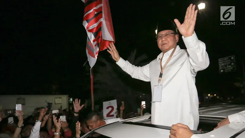 Capres Prabowo Sapa Pendukungnya di Jalan Imam Bonjol